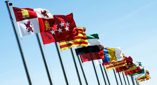 Demasiadas banderas, demasiados gobiernos, demasiado gasto inútil Demasiadas banderas, demasiados gobiernos, demasiado gasto inútil