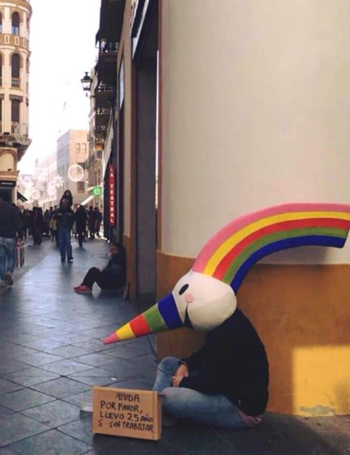 Curro, la mascota de la Expo, pide ahora limosnas en una calle de Sevilla. En 1992 era multimillonario.