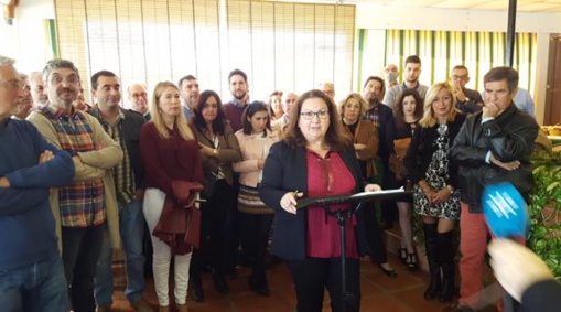 La diputada prieto, arropada por militantes La diputada prieto, arropada por militantes