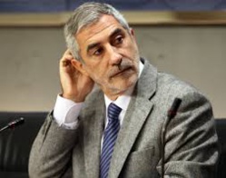 Gaspar Llamazares, un pobre diablo torpe, sectario, arbitrario y con suerte Gaspar Llamazares, un pobre diablo torpe, sectario, arbitrario y con suerte