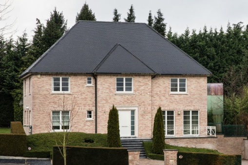 ¿Con qué dinero se paga la lujosa casa de Puigdemont en Waterloo? ¿Con qué dinero se paga la lujosa casa de Puigdemont en Waterloo?