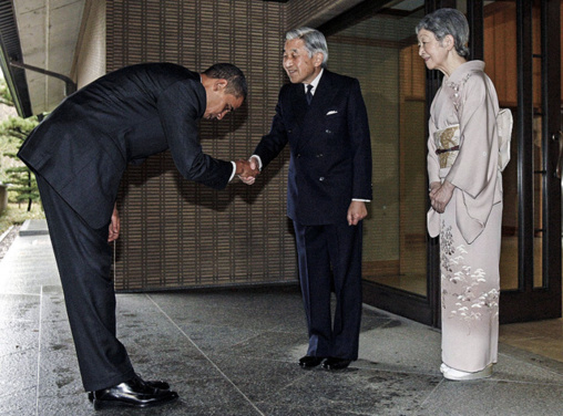 Esta reverencia exagerada le costó muchos votos a Obama Esta reverencia exagerada le costó muchos votos a Obama