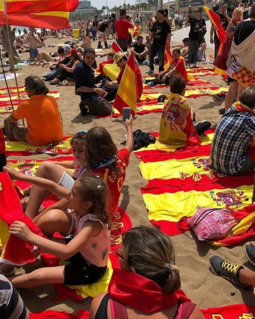 Banderas españolas en las playas, reacción ciudadana ante la siembra de cruces amarillas y de banderas independentistas.