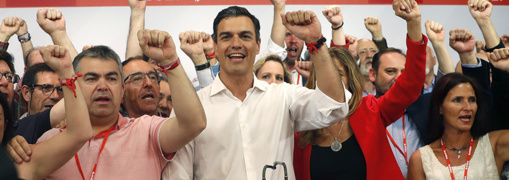 Puño en alto, como Lenin y Stalin. Puño en alto, como Lenin y Stalin.