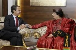 ZP y Gadafi haciendo manitas