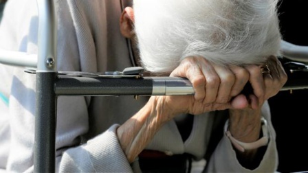 Cada día 9 ancianos andaluces denuncian malos tratos Cada día 9 ancianos andaluces denuncian malos tratos