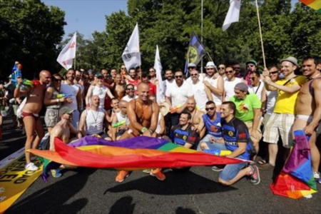 Orgullo: exhibicionismo, pornografía y perversión Orgullo: exhibicionismo, pornografía y perversión