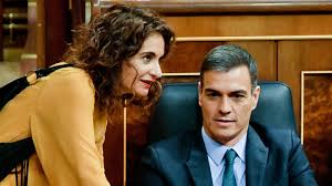 Pedro Sánchez y la ministra Montero, verdadera entusiasta de las brutales subidas de impuestos que el gobierno planea