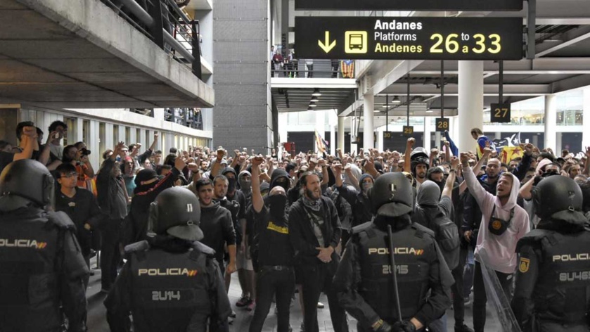 Cargas policiales en el aeropuerto, tomado y paralizado por los violentos catalanes en protesta por la blanda sentencia a sus políticos rebeldes