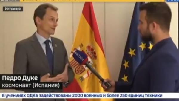 Pedro Duque hablando en ruso para defender la democracia española y denunciar la agresión de los catalanes independentistas