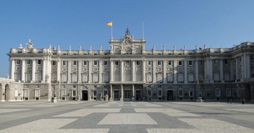 Explanada del Palacio Real, lugar elegido para el esperpéntico homenaje del Estado a las víctimas del coronavirus