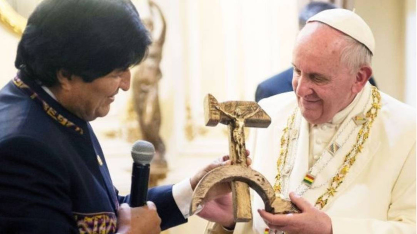 El papa recibe complacido el regalo de Evo Morales: un Cristo crucificado tallado sobre la hoz y el martillo