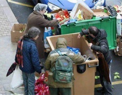 Pobres y desesperados españoles comen en la basura