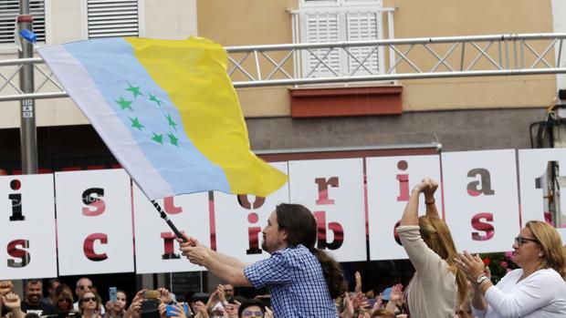 Pablo Iglesias agitando la bandera independentista canaria. Es el vicepresidente de gobierno más irresponsable y enemigo de la Constitución de la Historia moderna de España