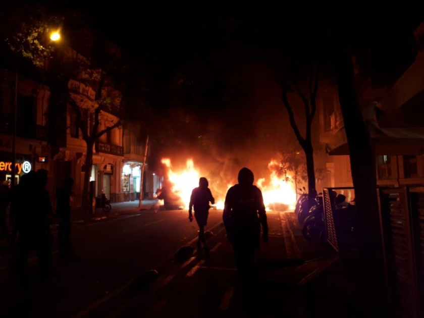 La furia de los precarios, conducida por profesionales de la guerrilla, quema las calles y persigue a la policía