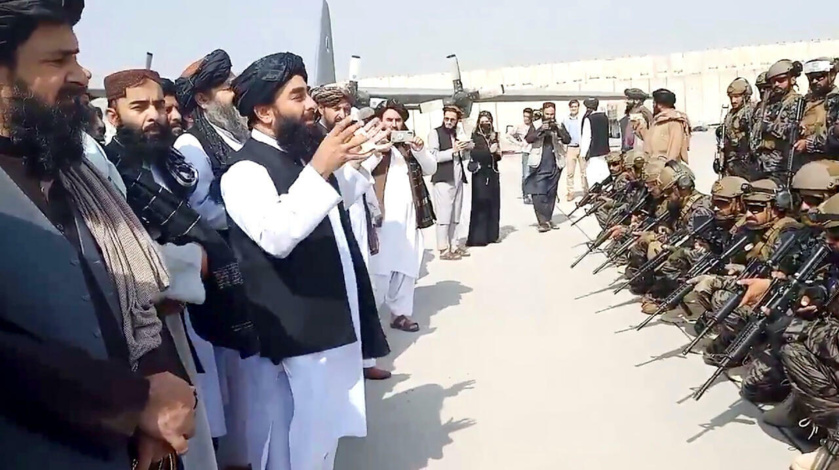 Los talibanes celebran la derrota de Occidente e imponen su régimen salvaje e inhumano