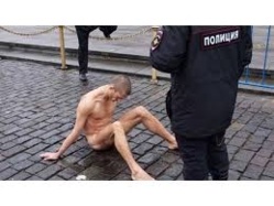 Protesta en Moscú clavando sus testículos al suelo