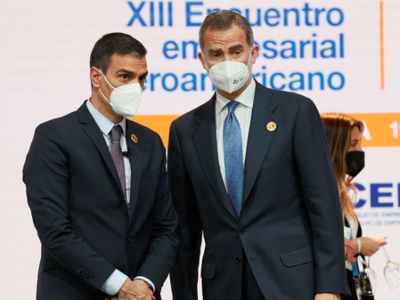 El rey Felipe y Pedro Sánchez luciendo el pin de la sospechosa Agenda 2030