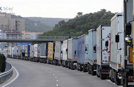 Los camioneros pueden paralizar el país con su huelga y provocar la ruina de la ya maltrecha economía española
