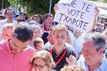 "Que te vote Txapote", la frase exhibida en un cartel de protesta durante la visita reciente de Sánchez a Sevilla. La frase se ha hecho viral y refleja el inmenso rechazo popular a Sánchez y a su obra.
