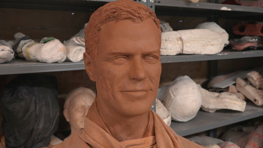 Moldeando la figura de Pedro Sánchez en cera Moldeando la figura de Pedro Sánchez en cera