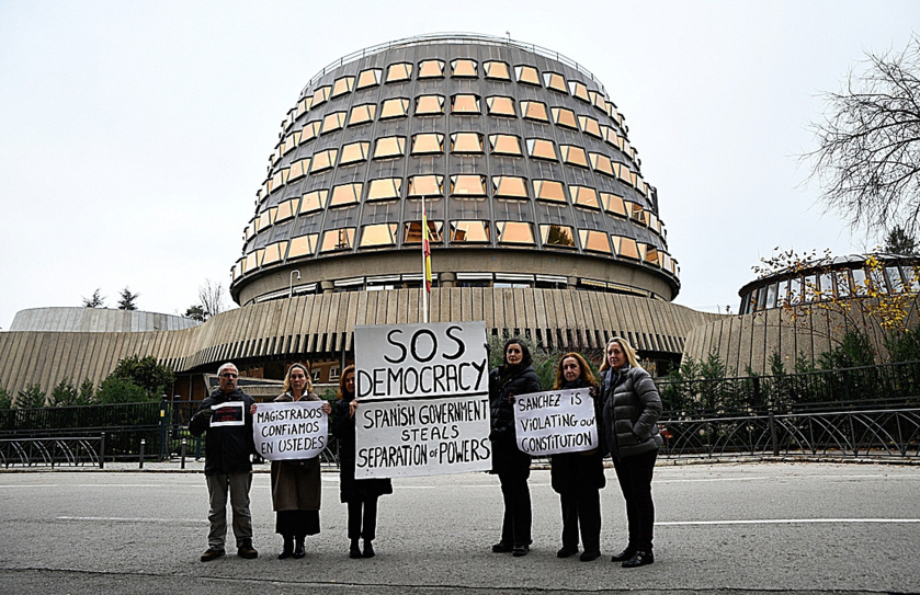 Un grupo de personas defendía ayer, lunes, la democracia española en peligro, delante del Tribunal Constitucional