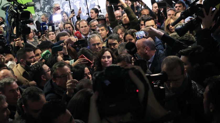 Ayuso acosada en la universidad española, corrompida por la ultraizquierda violenta Ayuso acosada en la universidad española, corrompida por la ultraizquierda violenta