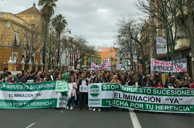 Una de las masivas manifestaciones en Andalucía contra el abuso socialista en el cobro de impuestos, en este caso el que roba las herencias