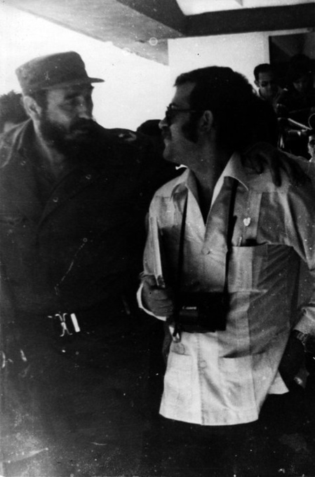 El autor, fundador y director de Voto en Blanco, Francisco Rubiales, con Fidel Castro, cuando era corresponsal de prensa en la Habana.