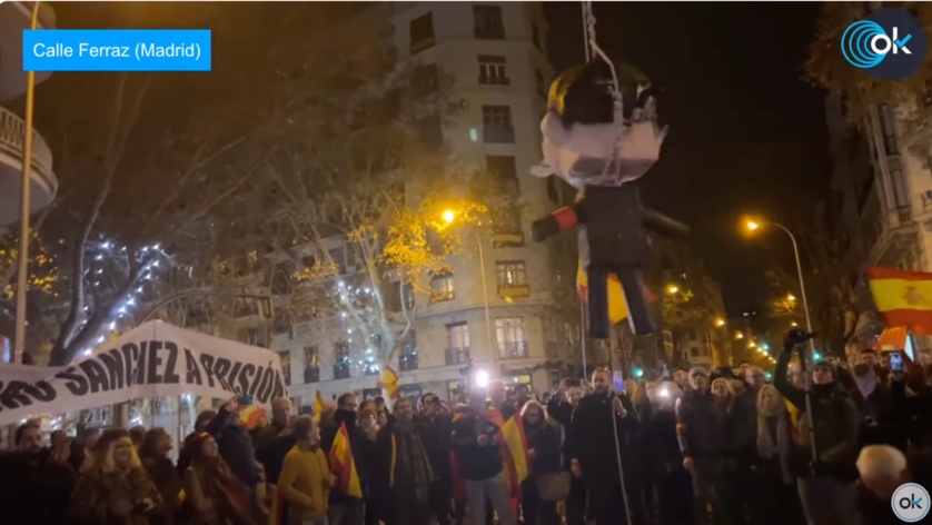 Cientos de personas celebraron el año nuevo en la calle Ferraz, gritando "Pedro Sánchez a prisión".