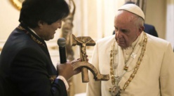 Evo Morales regala al papa símbolo comunista Evo Morales regala al papa símbolo comunista
