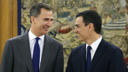 Dos amigos sonrientes con una España que sufre detrás