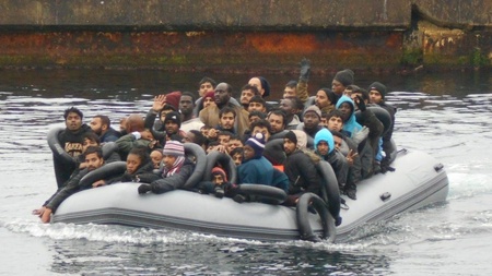 La regularización masiva de inmigrantes ilegales es un enorme riesgo para España