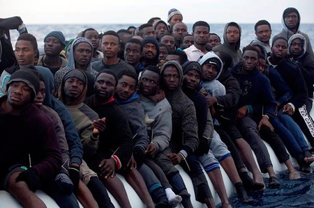 La mayoría de los españoles considera que hay "demasiados inmigrantes": simpatía por los latinos y sólo un 3,4% con los magrebíes