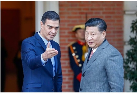 Pedro y Begoña hacen turismo en China, en espera de su encuentro con el dictador Xi Jinping Pedro y Begoña hacen turismo en China, en espera de su encuentro con el dictador Xi Jinping