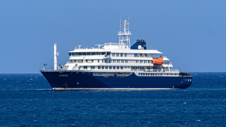 El atraque del crucero infectado, una temeridad criminal contra Canarias y España