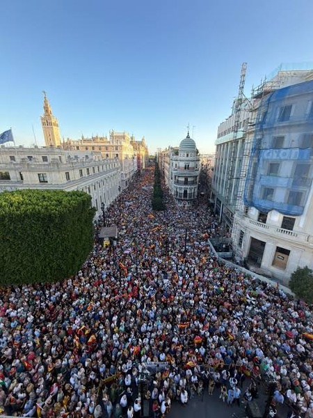 Imponente manifestación en Sevilla contra Sanchez y en defensa de Ceuta Imponente manifestación en Sevilla contra Sanchez y en defensa de Ceuta