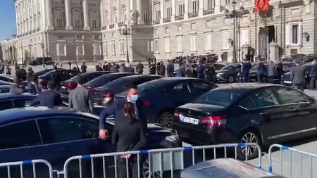 Concentración de coches oficiales esperando al dictador asustado