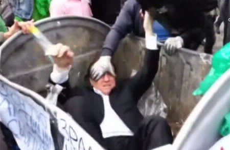 Politico arrojado a un basurero, en Kiev