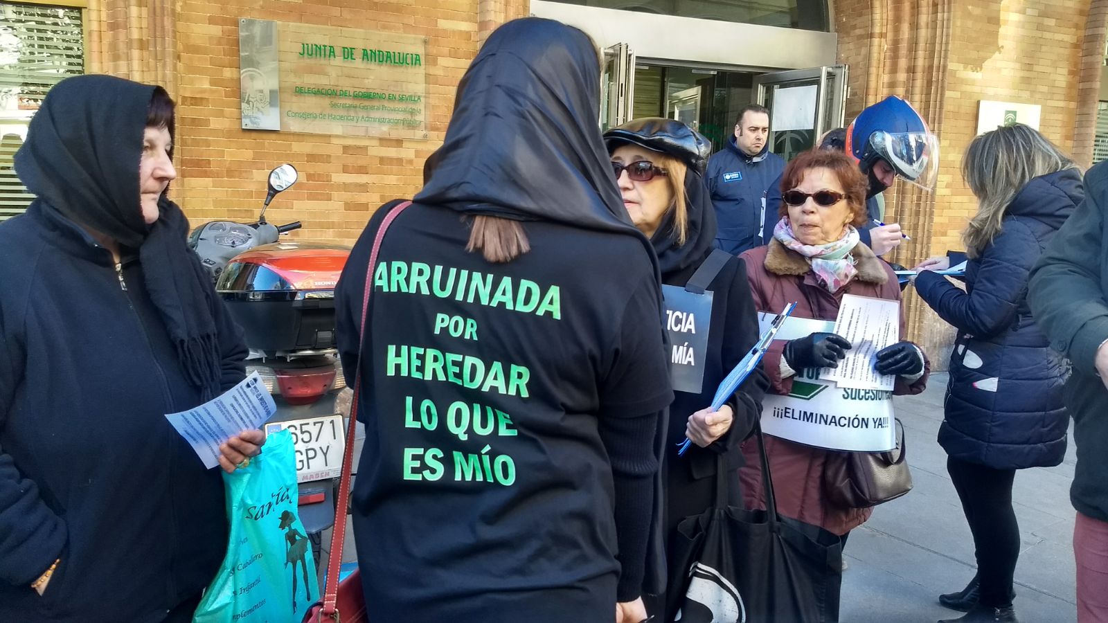 Mujeres vestidas de luto riguroso protestan en Sevilla contra el cruel impuesto de sucesiones y donaciones