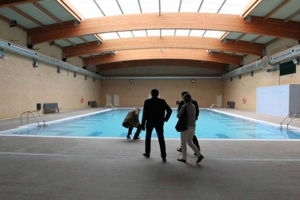 Parece la piscina cubierta de un hotel de cinco estrellas, pero es la cárcel de Archidona. En España hay cárceles de lujo y residencias de ancianos que parecen prisiones.