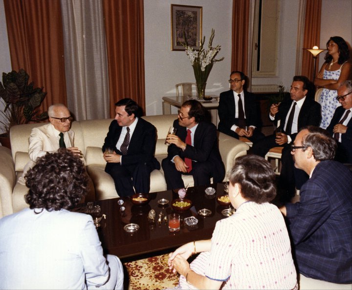 La cena con Pertini. En el sofá están Pertini, Luis María Ansón y Francisco Rubiales