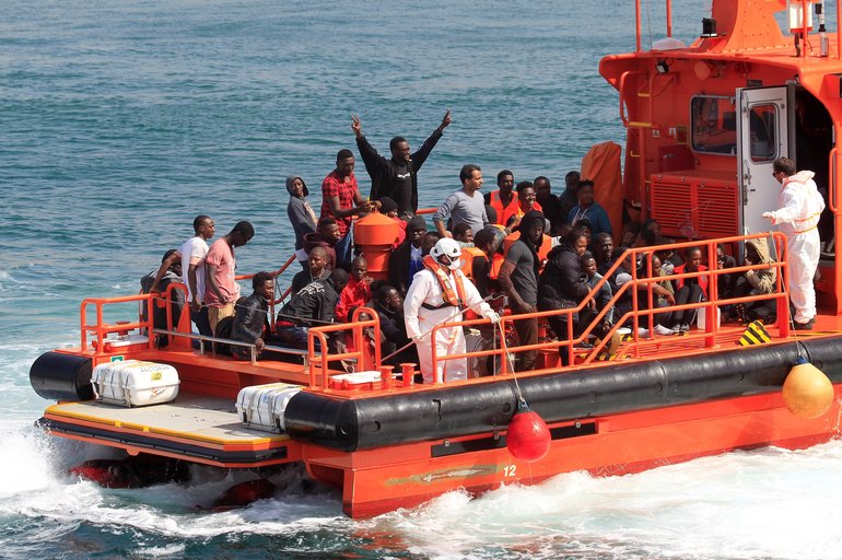 Cientos de inmigrantes son salvados cada día en las aguas del estrecho y traídos a España, donde provocan un creciente rechazo y cambios de gran calado.