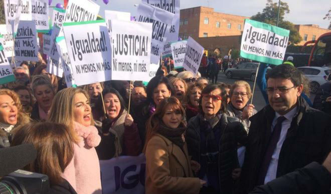 Manifestación feminista ante el Parlamento andaluz, apoyada por el PSOE y Podemos