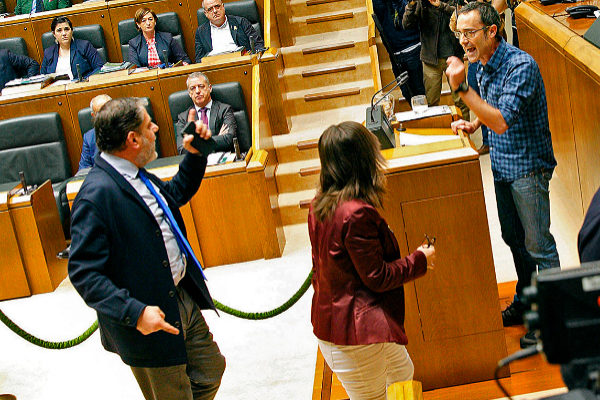 Espectáculo vomitivo y exhibición de miseria y odio en el Parlamento Vasco