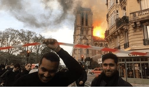 Una de las imagenes que circularon. Refleja la sonrisa de dos musulmanes mientras la catedral ardía