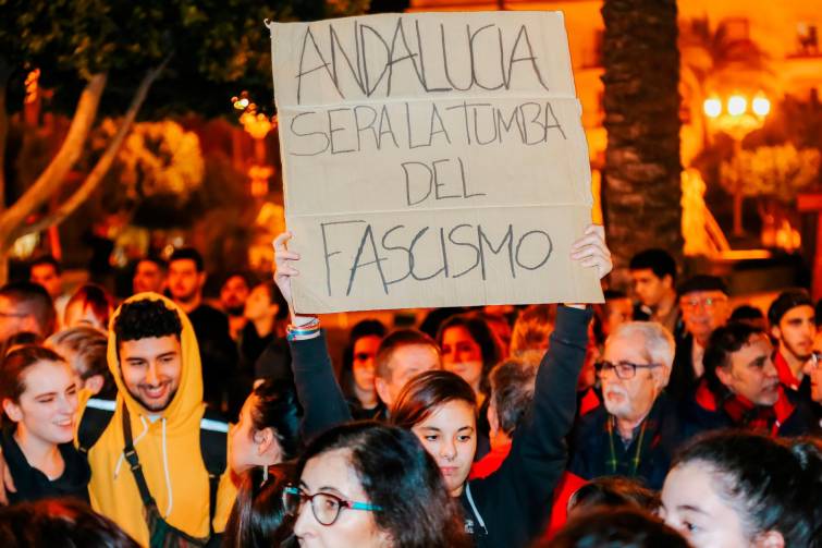 Quema de contenedores e incidentes en una manifestación contra Vox en Cádiz