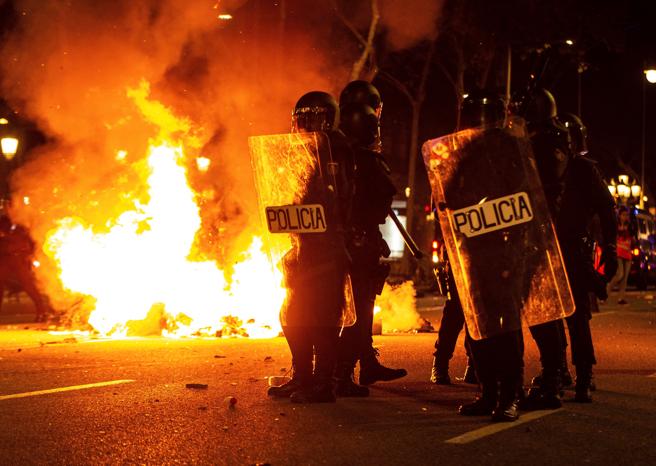 La violencia de los catalanes rebeldes amenaza la esperada victoria socialista en el 10 de noviembre
