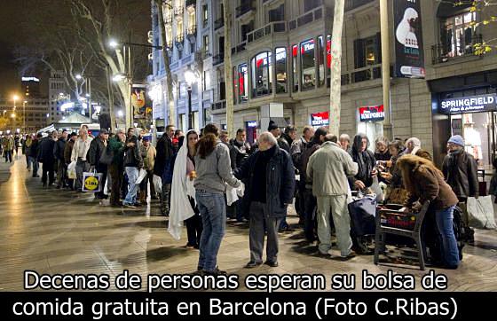 Las colas del hambre españolas son deprimentes, mientras el gobierno y la clase política no renuncian a sus privilegios y siguen nadando en la abundancia y el despilfarro