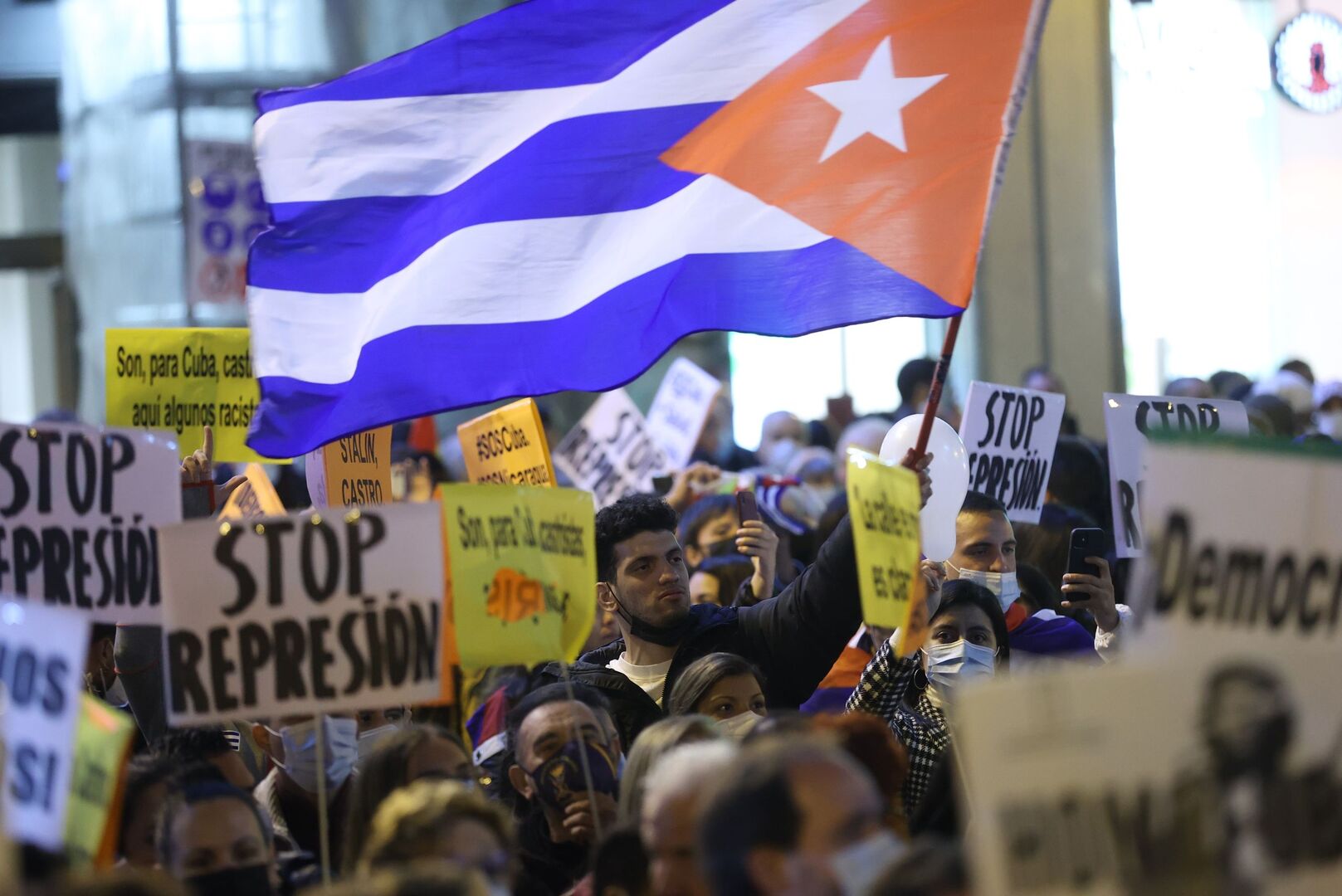 Cubanos protestan en la Puerta del Sol de Madrid
